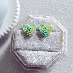 Dyed flower stud earrings